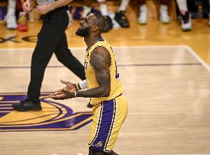 战报：夸梅谈詹姆斯走步，质疑NBA吹罚尺度