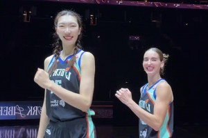 心情不错！韩旭晒视频 和队友一起来个手势舞~