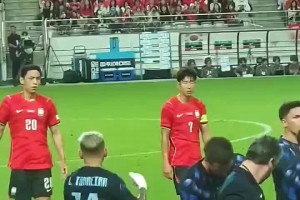 韩国vs乌拉圭友谊赛，本坦库尔给老队长孙兴慜拿水喝