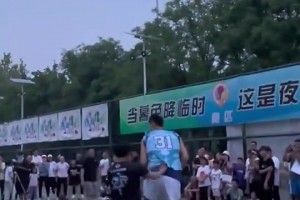 这身高差距还防个啥呀？赶紧拿球回家吧