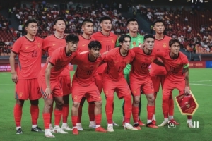 强强对决中脱颖而出！杨明洋国家队首秀显实力，与对手交锋展现国家队新风貌