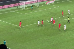 现场球迷：之前谁说中国队去大洋洲稳进世界杯，这TM踢得过吗？