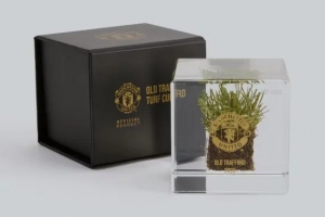 曼联球场草皮方块热销！125镑一块，经典战役瞬间成收藏佳品
