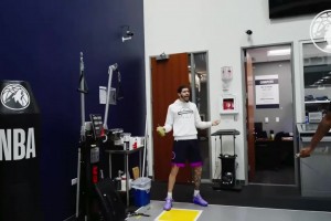 三球看见库明加在跳绳 随后这反应太逗了
