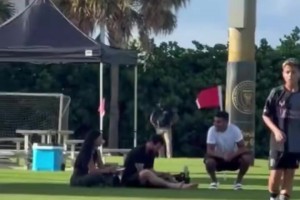 网友：友谊又添新篇章，卡塞米罗和梅西夫妇场边同坐闲谈