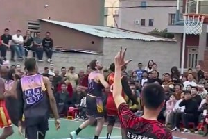 这是哪里的村赛请了这么多黑人？小哥打球真像哈利伯顿啊！