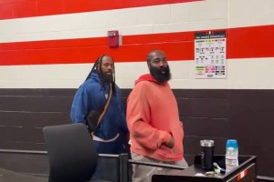 这大橙色卫衣哈登一身休闲装观看NFL！