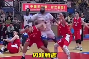 好家伙，这是教科书式的防守反击！头回见到能预判对手肘击的