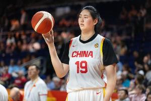 张子宇表现引热议：亚运会女篮半决赛，争议判罚与实力碰撞