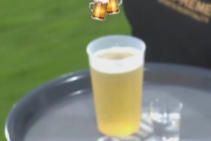 德甲名宿硬核补水！场边不喝饮料喝啤酒加烈酒，名场面引爆全场！