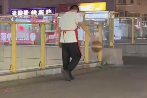 这位大哥曾经也是一个热爱篮球的少年吧！
