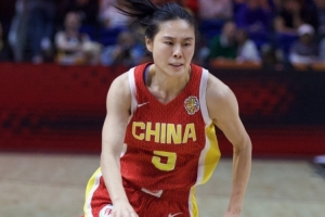 争议判罚引风波：王思雨关键失误，中国女篮与韩国激战正酣