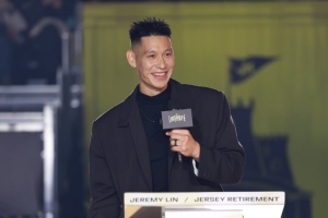 逆境中的坚守！林书豪退役球衣后情绪起伏，坚信退役是正确选择