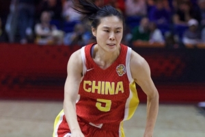 争议判罚引高潮？王思雨与对手激战引爆亚运女篮