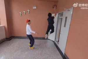 这就是青春啊！一群学生在楼道里打球也能打得很开心！